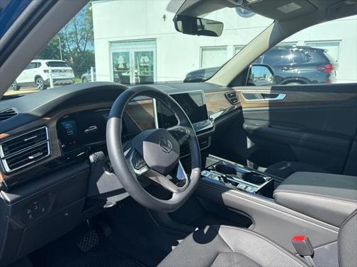 2025 Volkswagen Atlas 2.0T SE w/Technology 4MOTION
