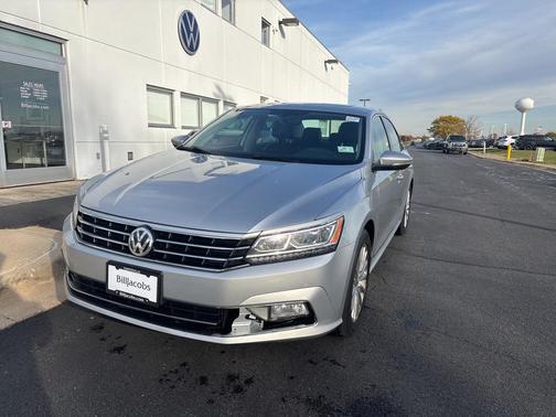 2016 Volkswagen Passat 1.8T SE w/Technology