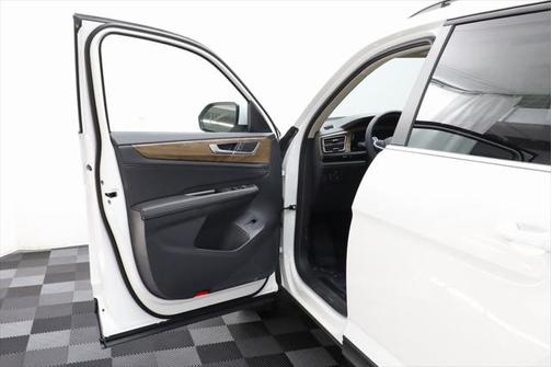 2025 Volkswagen Atlas 2.0T SE w/Technology 4MOTION