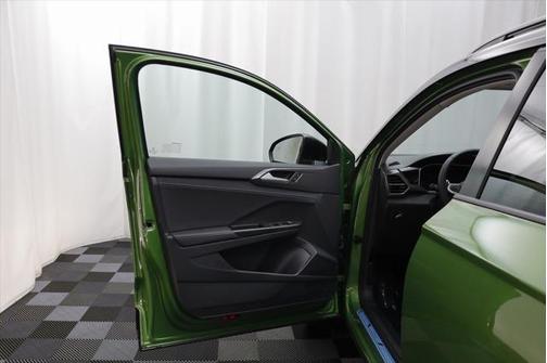 2025 Volkswagen Taos 1.5T SE Black