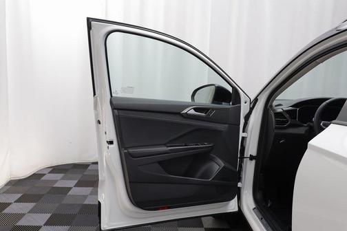2025 Volkswagen Taos 1.5T SE Black