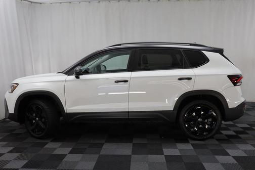 2025 Volkswagen Taos 1.5T SE Black