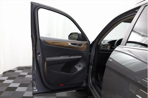 2025 Volkswagen Atlas 2.0T SE w/Technology 4MOTION