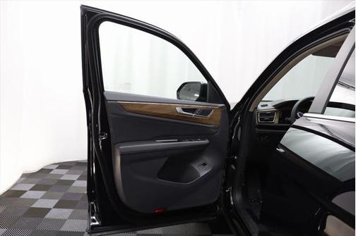 2025 Volkswagen Atlas 2.0T SE w/Technology 4MOTION