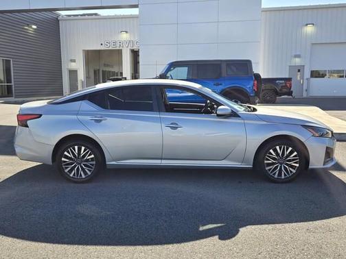 Brilliant Silver Metallic 2023 Nissan Altima 2.5 SV