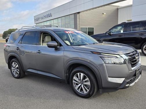 2023 Nissan Pathfinder SL