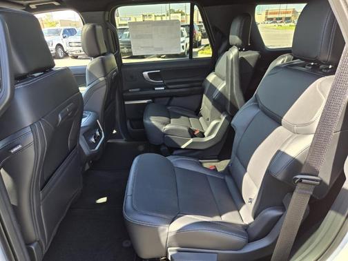 Oxford White 2025 Ford Expedition Platinum