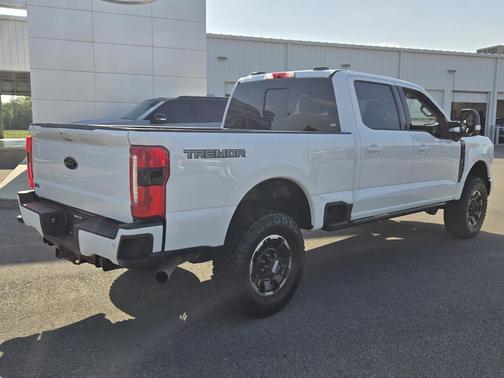 Oxford White 2025 Ford F-250 Lariat