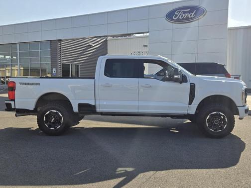 Oxford White 2025 Ford F-250 Lariat