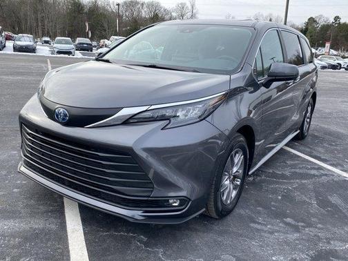 2025 Toyota Sienna XLE