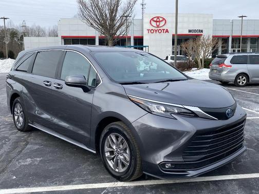 2025 Toyota Sienna XLE