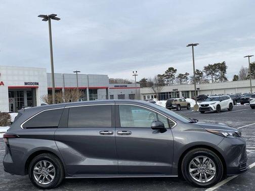 2025 Toyota Sienna XLE