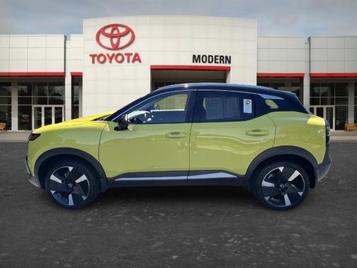 2t Ylw Blk Roof 2025 Nissan Kicks SR