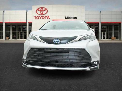 2025 Toyota Sienna XLE 8 Passenger