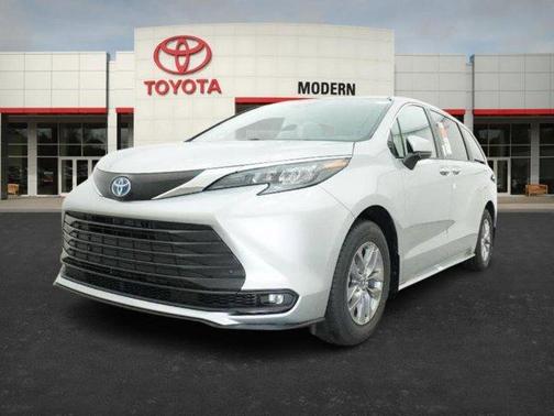 2025 Toyota Sienna XLE 8 Passenger
