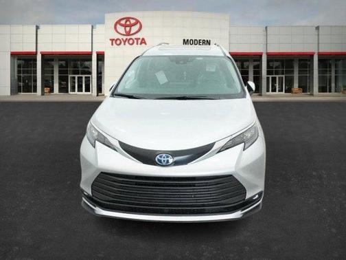 2025 Toyota Sienna XLE 8 Passenger