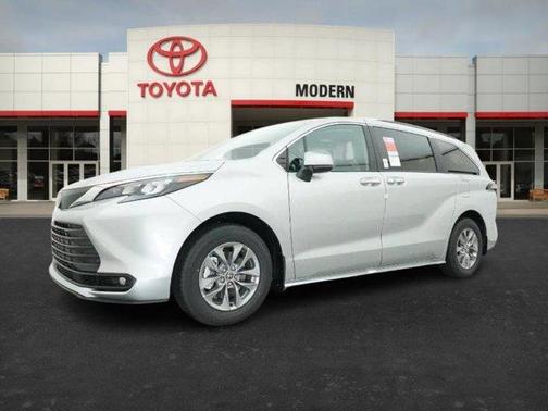 2025 Toyota Sienna XLE 8 Passenger