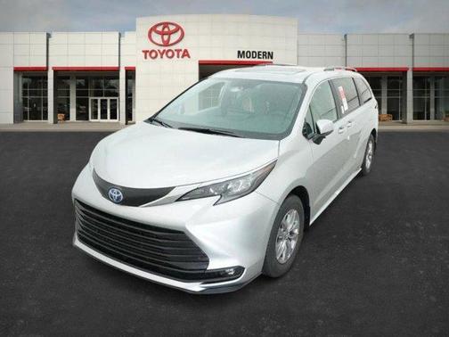 2025 Toyota Sienna XLE 8 Passenger