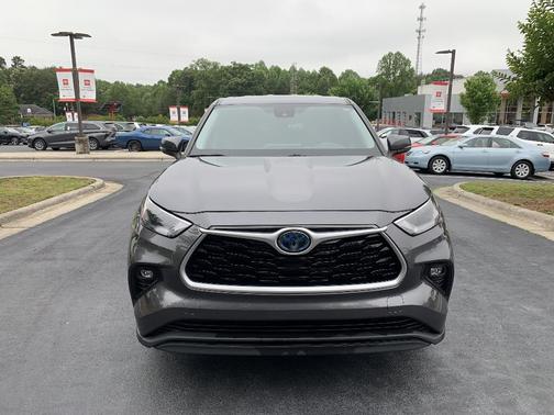 Gray 2022 Toyota Highlander Hybrid LE