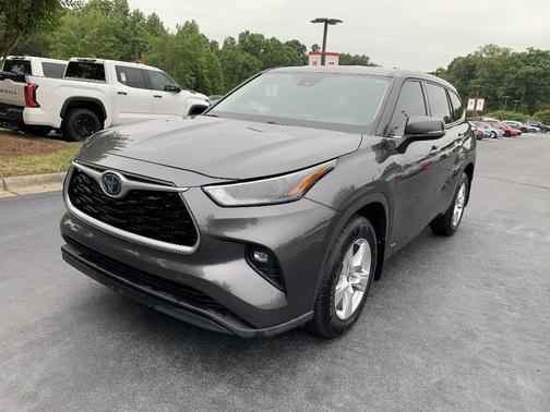 Gray 2022 Toyota Highlander Hybrid LE
