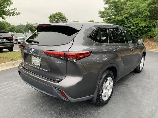 Gray 2022 Toyota Highlander Hybrid LE