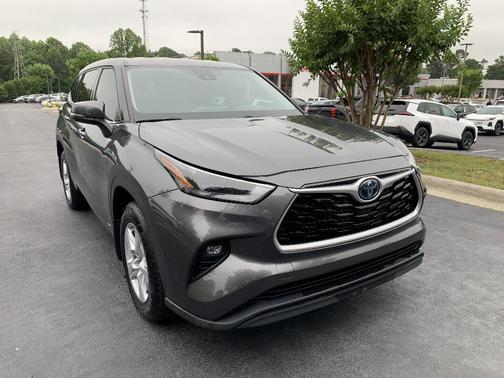 Gray 2022 Toyota Highlander Hybrid LE