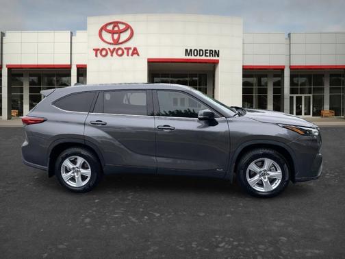 Gray 2022 Toyota Highlander Hybrid LE