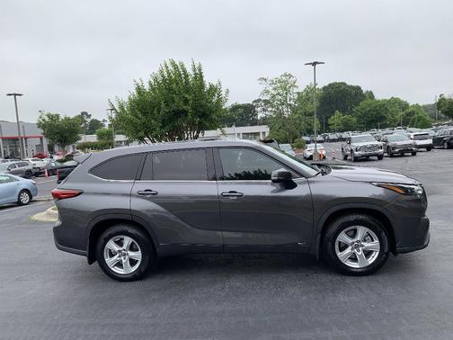 Gray 2022 Toyota Highlander Hybrid LE