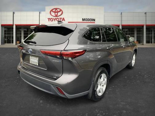 Gray 2022 Toyota Highlander Hybrid LE