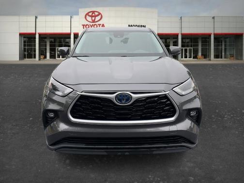 Gray 2022 Toyota Highlander Hybrid LE