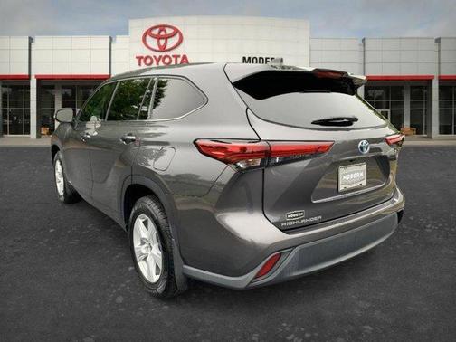 Gray 2022 Toyota Highlander Hybrid LE