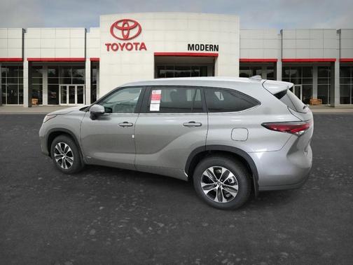 Gray 2026 Toyota Highlander Hybrid XLE