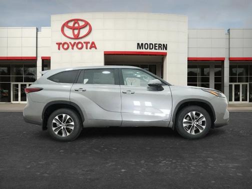 Gray 2026 Toyota Highlander Hybrid XLE