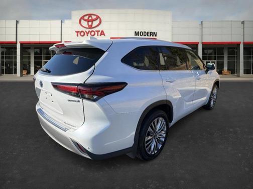 2024 Toyota Highlander Hybrid Platinum