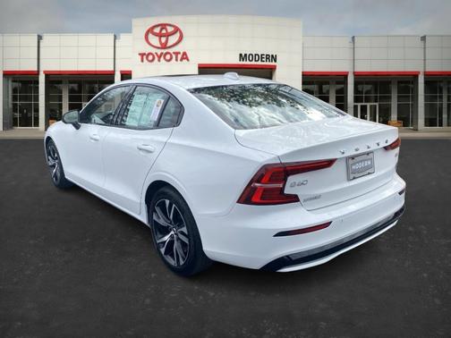 2024 Volvo S60 B5 Core Dark Theme