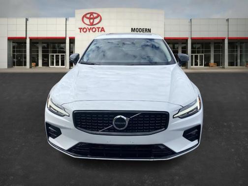 2024 Volvo S60 B5 Core Dark Theme