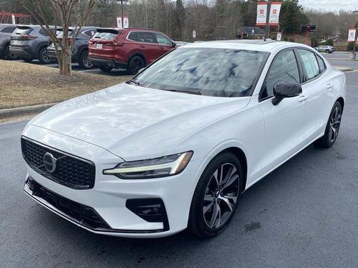 2024 Volvo S60 B5 Core Dark Theme