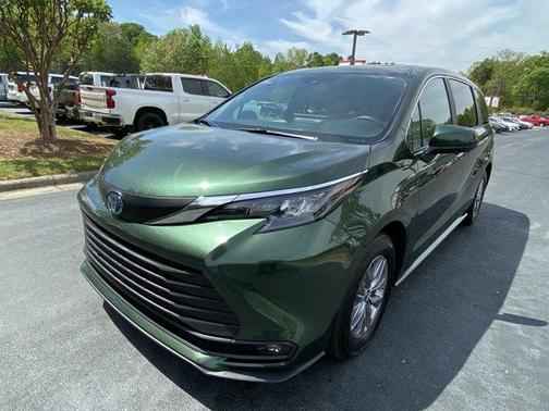 Green 2025 Toyota Sienna XLE