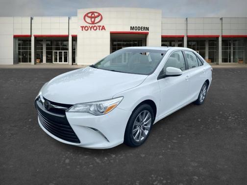 White 2017 Toyota Camry XLE