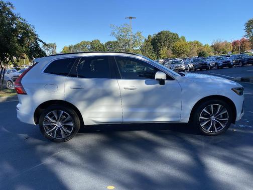 2022 Volvo XC60 B5 Momentum