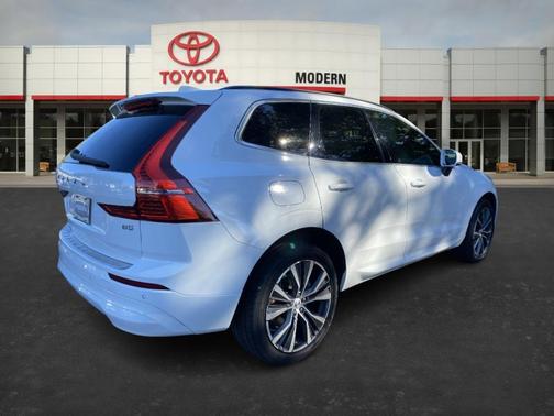 2022 Volvo XC60 B5 Momentum