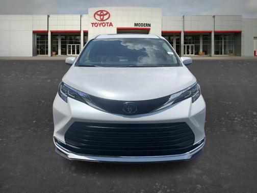 White 2023 Toyota Sienna XLE