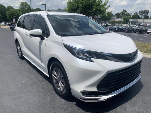 White 2023 Toyota Sienna XLE