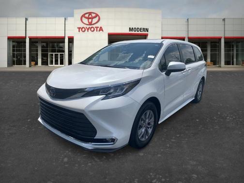 White 2023 Toyota Sienna XLE