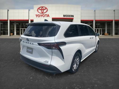 White 2023 Toyota Sienna XLE
