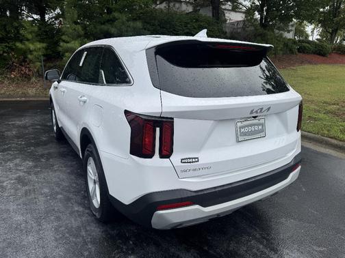 White 2025 Kia Sorento LX