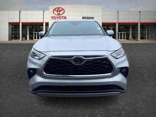 Silver 2023 Toyota Highlander Platinum