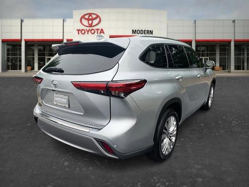 Silver 2023 Toyota Highlander Platinum