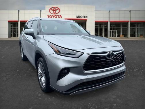 Silver 2023 Toyota Highlander Platinum