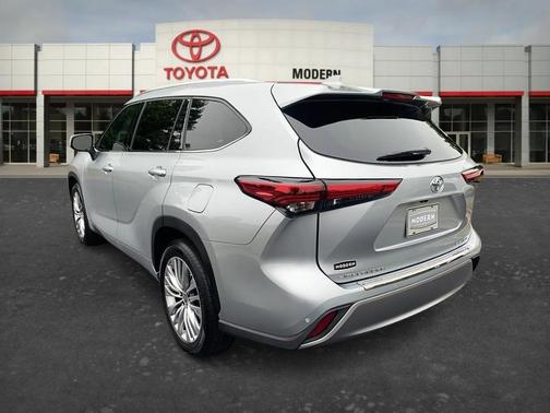 Silver 2023 Toyota Highlander Platinum